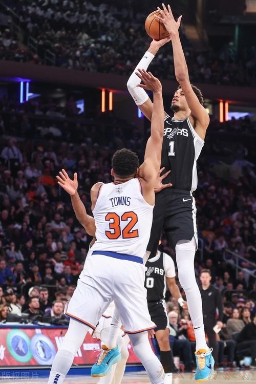 开云体育APP：文班亚马与卡斯尔同场20分三双创队史 新纪录诞生却难阻马刺失利