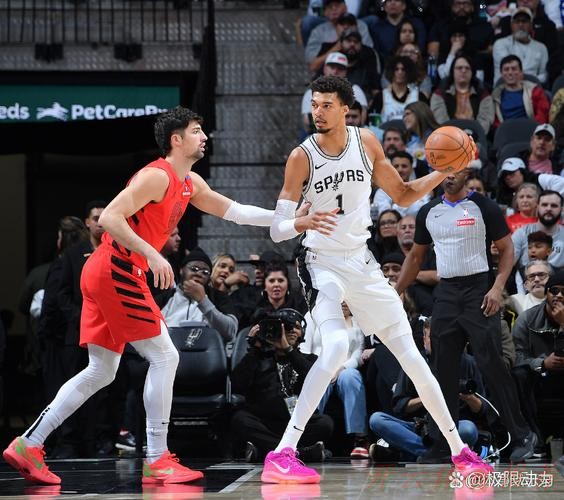 开云体育APP：文班亚马与卡斯尔同场20分三双创队史 新纪录诞生却难阻马刺失利