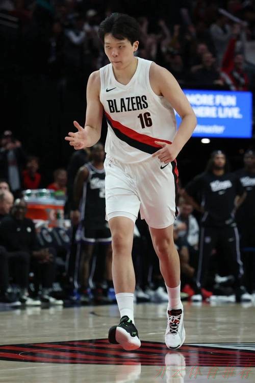 开云体育平台:开拓者队记:杨瀚森赛季初迅速跌出轮换阵容,当初选他的意义何在? 开云体育平台:开拓者队记:杨瀚森赛季初迅速跌出轮换阵容,当初选他的意义何在?