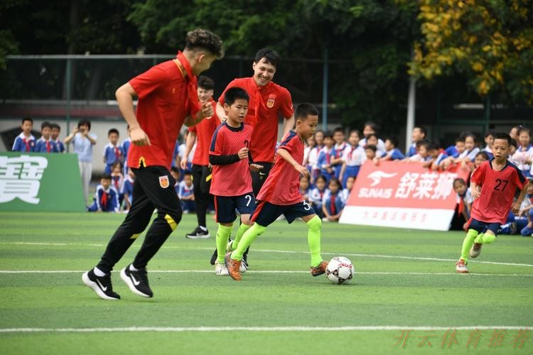 开云体育APP下载：中国国家男子五人制足球队走进深圳南湾学校