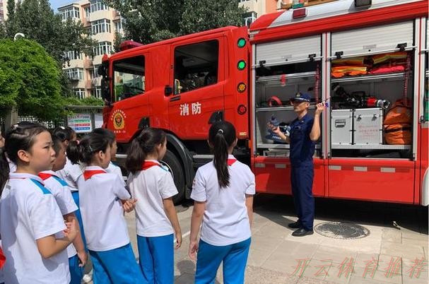 开云体育平台：为消防车带路的少年，想当职业足球运动员